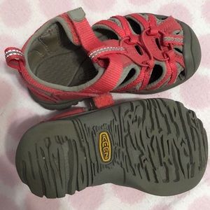 Pink toddler size 6 Keens